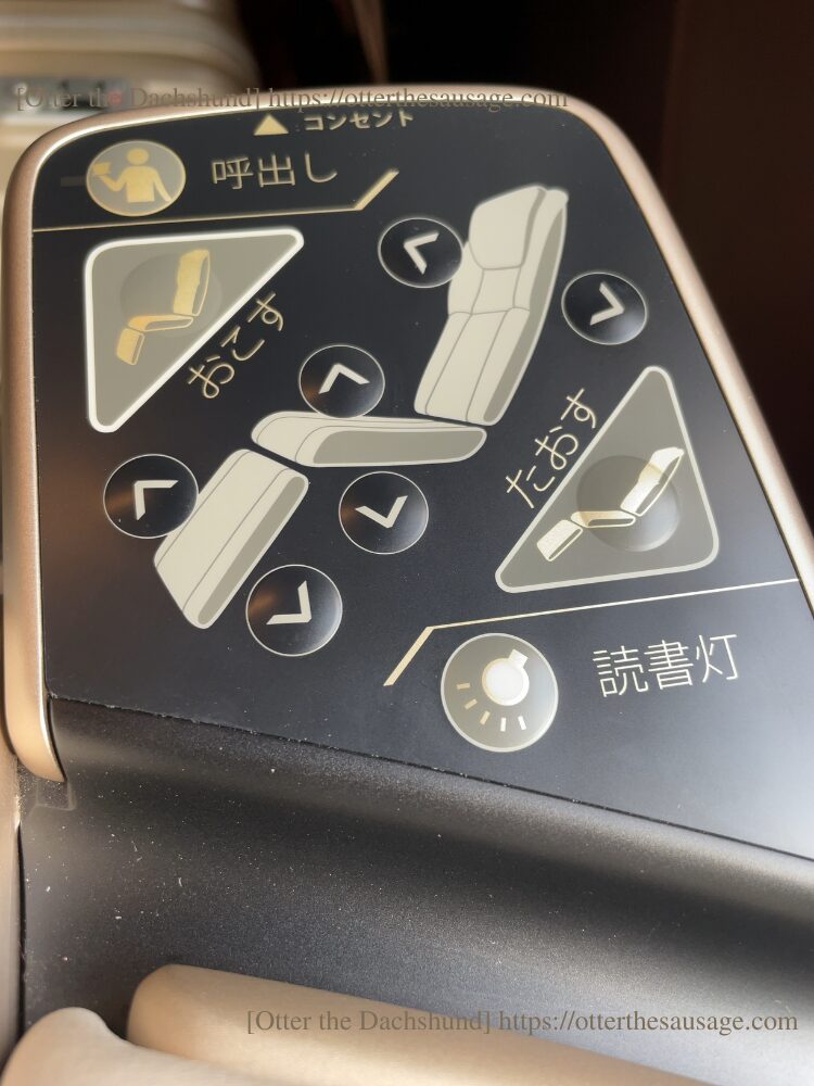 photo_dog-travel-tips_gran-class_bullet-train_Otter the Dachshund_travel with dogs_hang out with dogs_犬旅ブログ_犬とお出かけブログ_犬と新幹線_グランクラス_リクライニング