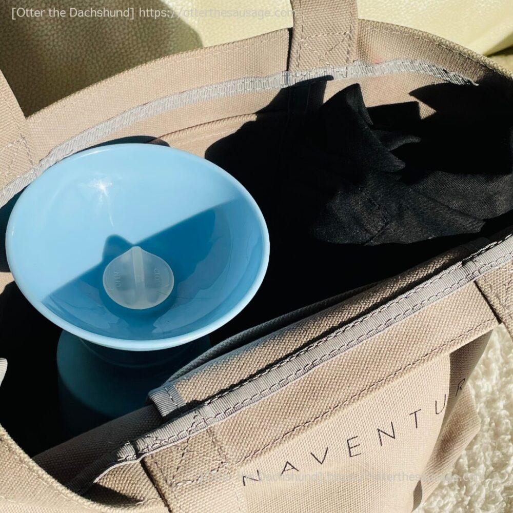 photo_dog-goods-review_snowdrop_renewal_dog-carrier-slings_Otter the Dachshund_オリジナルペットスリング_スノウドロップ_刺繍入り_ボナベンチュラ_BONAVENTURA_eco-bag_MMミディアム_ウォーターボトル