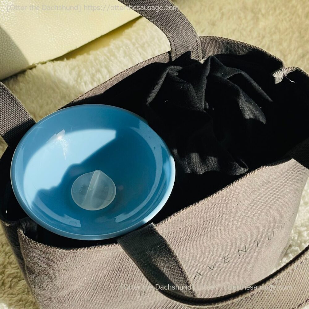 photo_dog-goods-review_snowdrop_renewal_dog-carrier-slings_Otter the Dachshund_オリジナルペットスリング_スノウドロップ_刺繍入り_ボナベンチュラ_BONAVENTURA_eco-bag_キャンバストートエコバッグ_BBミニ