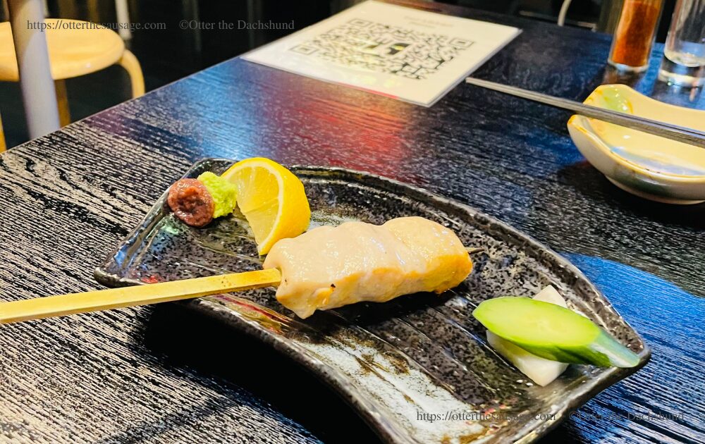 photo_travel_hang out_with dogs_tokyo gourmet_dogfriendly-restaurant_asakusabashi_toribian_Otter the Dachshund_yakitori_CHICKEN fillet2
