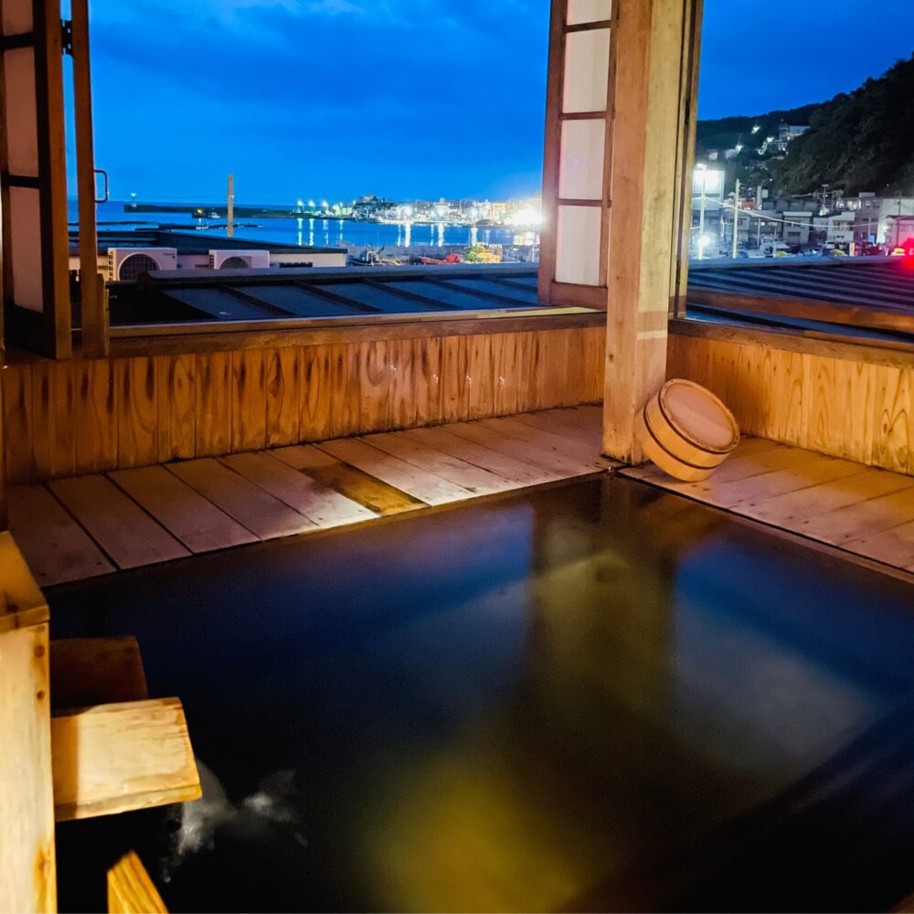 photo_dogfriendly-ryokan_shizuoka-atami_ajiro-kanko-hotel_private-onsen-room_travel withd ogs_square-night_犬連れ_ペット連れ_熱海_網代観光ホテル_Otter the Dachshund_犬と旅行_部屋付き温泉（四角）夜