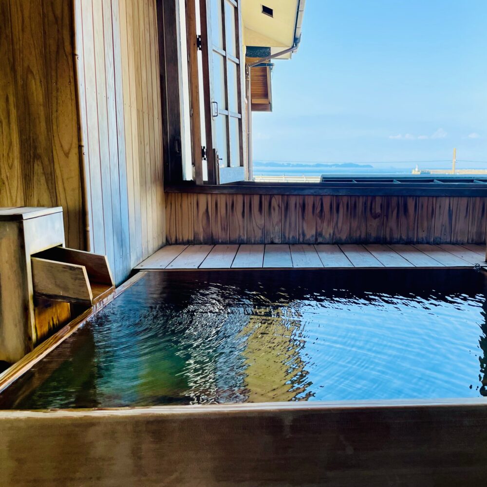 photo_dogfriendly-ryokan_shizuoka-atami_ajiro-kanko-hotel_private-onsen-room_travel withd ogs_square-ocean view_犬連れ_ペット連れ_熱海_網代観光ホテル_Otter the Dachshund_犬と旅行_部屋付き温泉（四角）