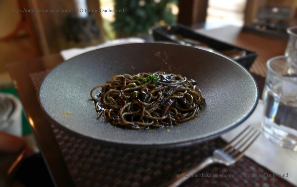 軽井沢のアダージオで提供される、魚介の旨味が詰まった黒いイカスミパスタ